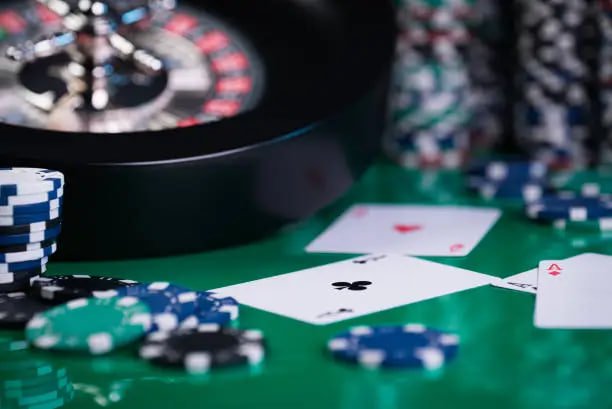 Khung cảnh người chơi trải nghiệm cá cược thể thao và casino trên điện thoại tại momo88